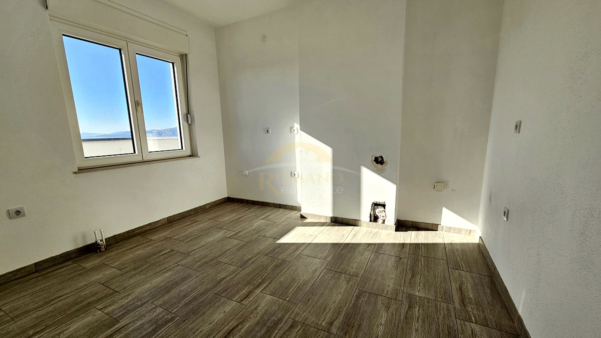 Appartamento trilocale a Okrug Gornji/Čiovo con ampia terrazza, garage e vista mare